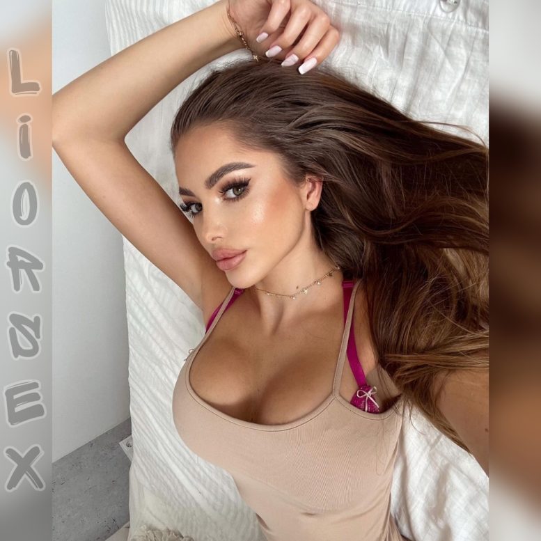 אדריאנה מיוחדת וקורנת